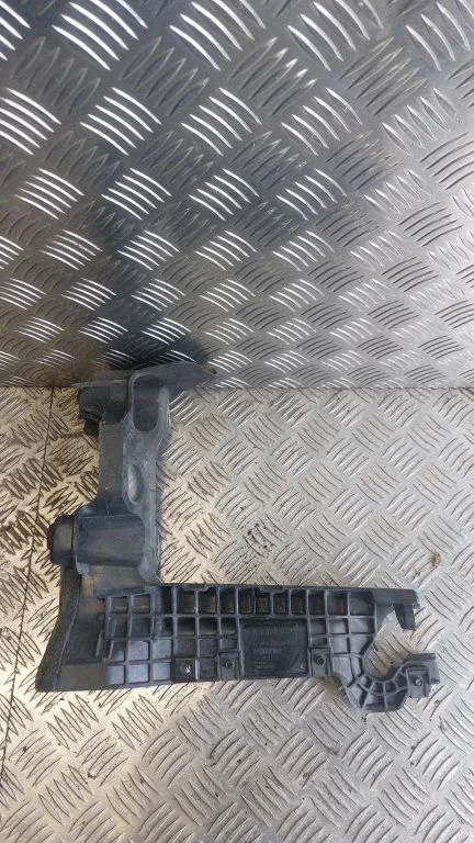 Rear bumper mounting bracket 31298096