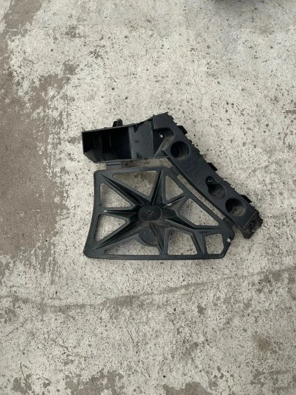 Rear bumper mounting bracket 850440007R