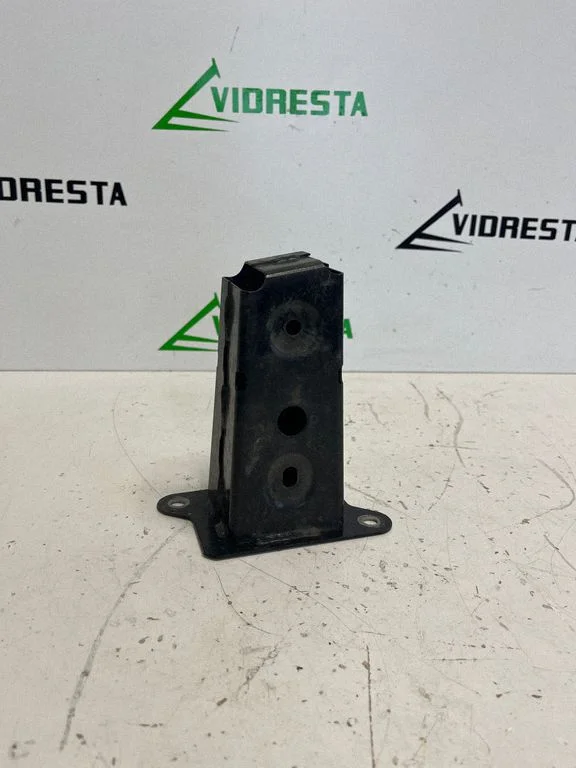 Rear bumper mounting bracket