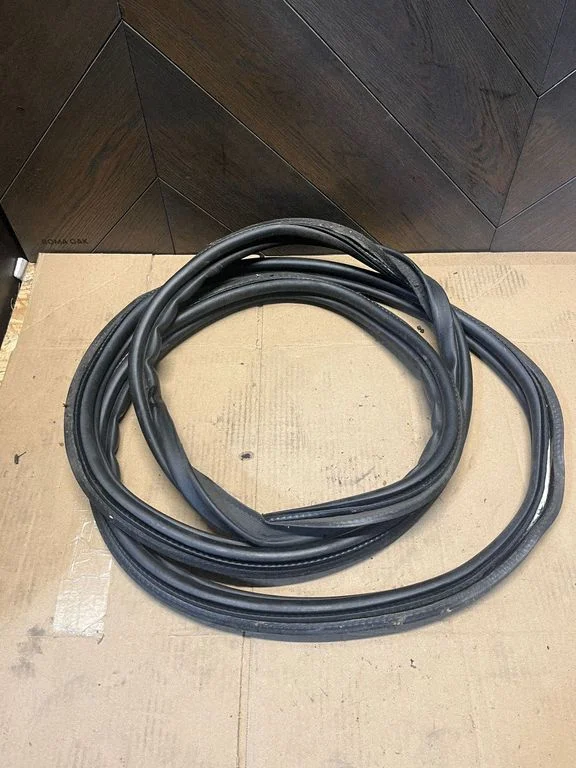 Loading door rubber seal (on body) – rear