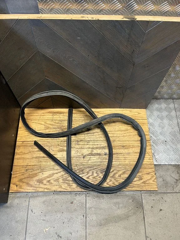 Loading door rubber seal (on body) – rear