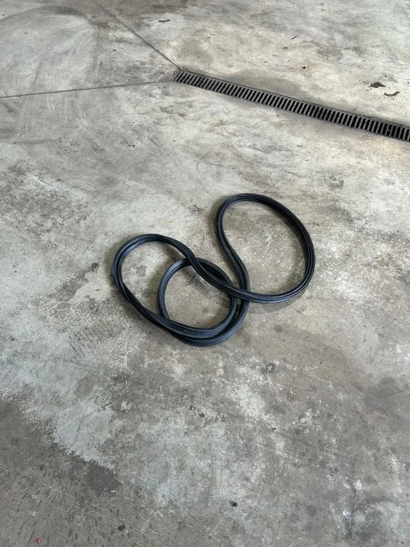 Loading door rubber seal (on body) – rear
