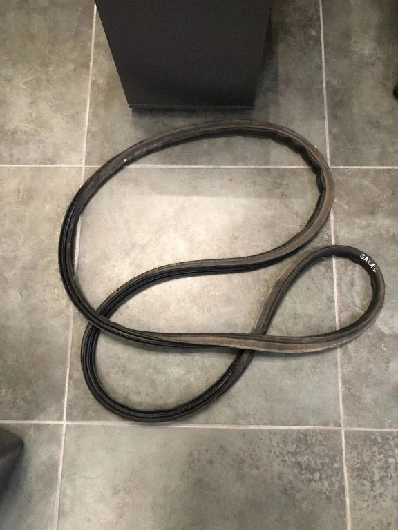 Loading door rubber seal (on body) – rear