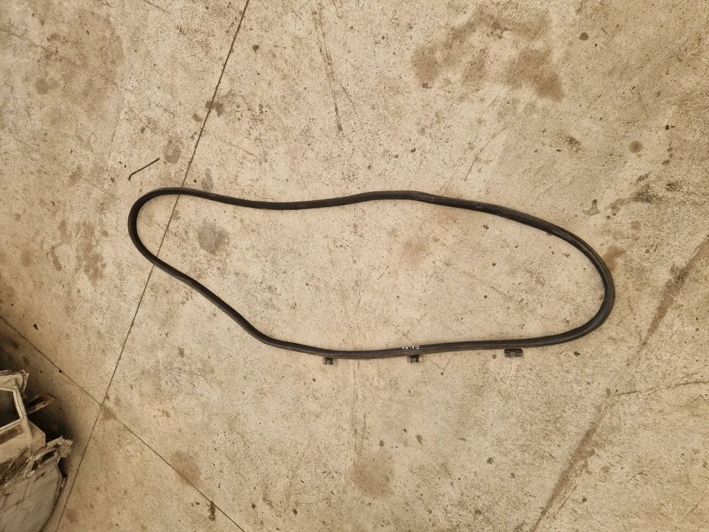 Loading door rubber seal (on body) – rear
