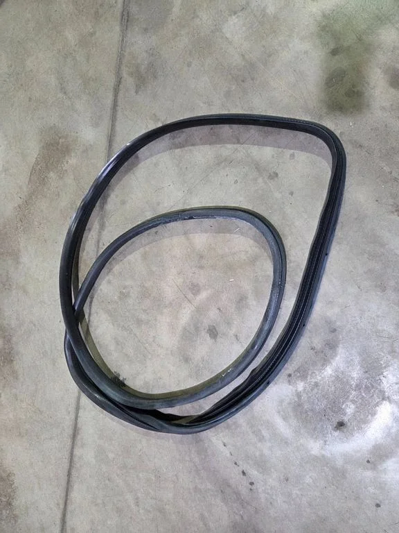 Front door rubber seal – front left