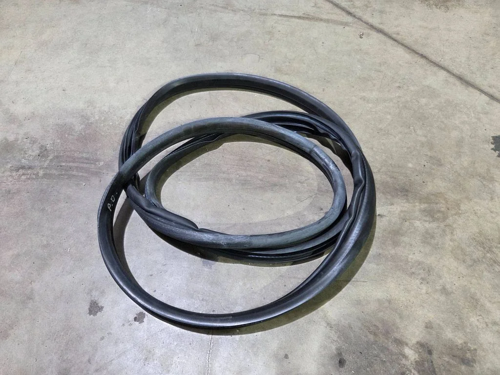 Front door rubber seal – front right