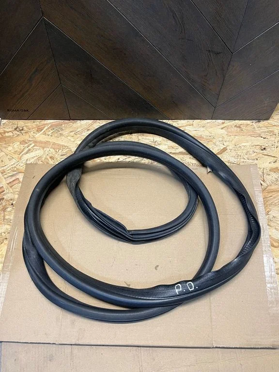 Front door rubber seal – front right