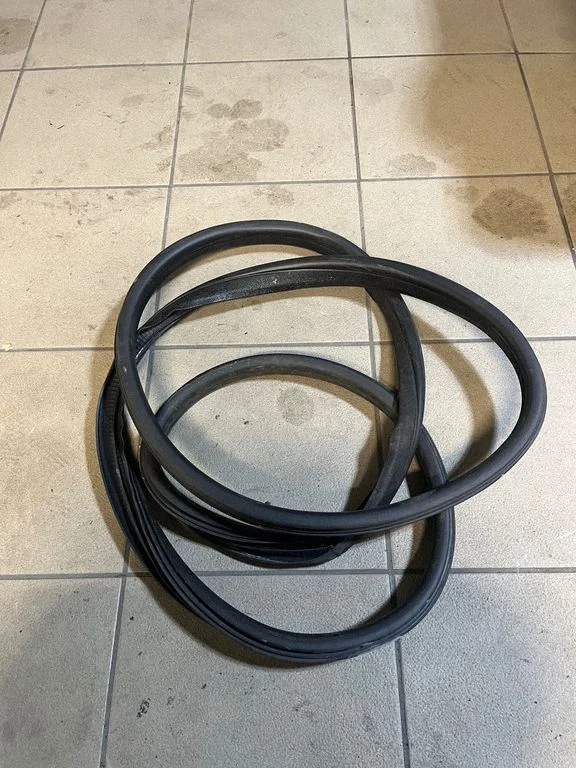 Esiukse tihend (kere pool) – eesmine parem