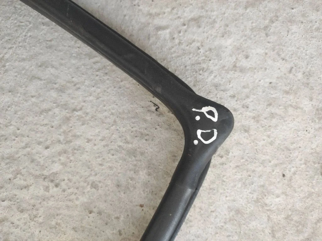 Front door rubber seal – right