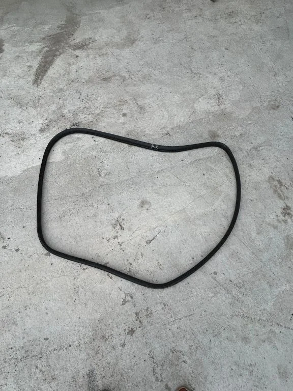 Esiukse tihend (kere pool) – eesmine vasak