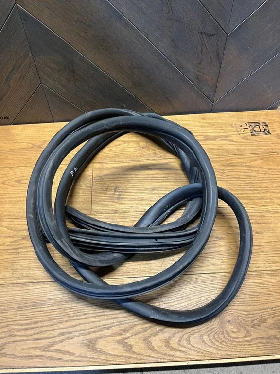 Front door rubber seal – front left