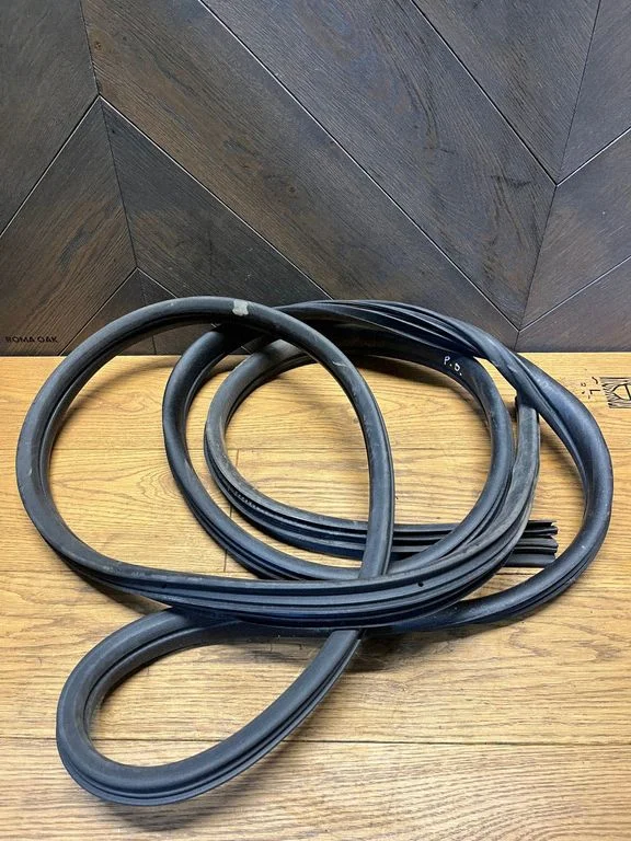Front door rubber seal – front right