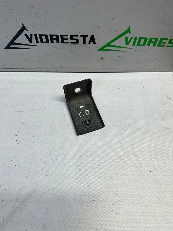 Radiatoru paneļa kronšteins – Opel Vivaro (2014-2018)