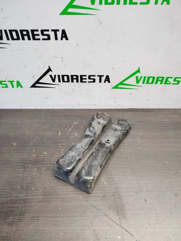 Radiatoru paneļa kronšteins – Audi A3 S3 8P (2003-2012)