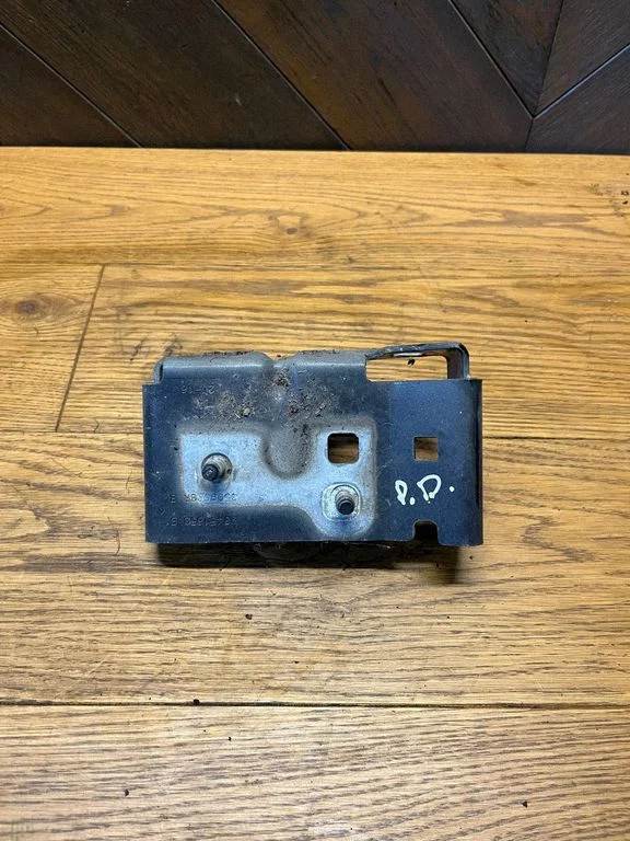 Radiator support slam panel bracket 3509538R