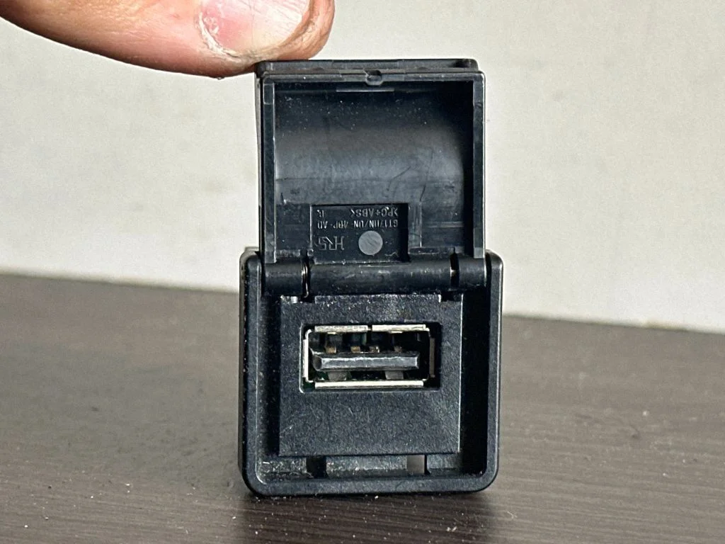 USB socket connector – Nissan Leaf I (ZE0) (2010-2017)
