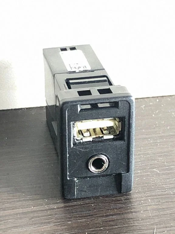 USB socket connector – Toyota Avensis T270 (2015-2018)