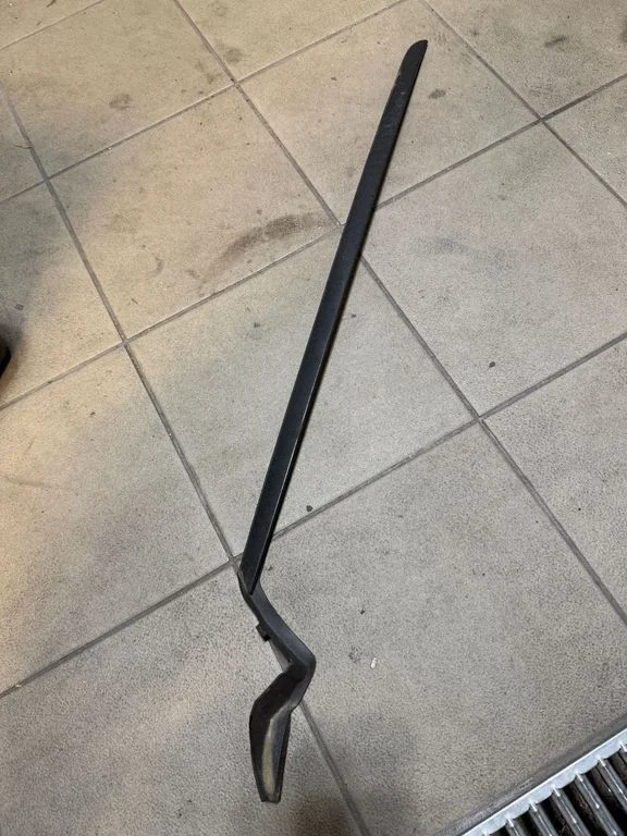 Windshield trim JX7BA03194