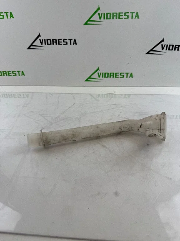 Logu šķidruma tvertnes uzpildes caurulīte 011017