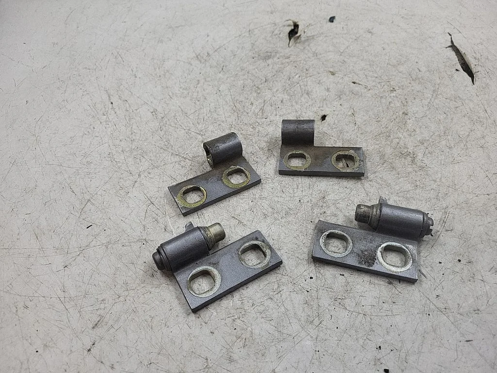 Tagaukse hingede komplekt – tagumine