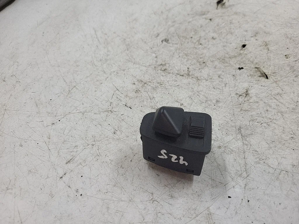 Wing mirror switch 8373697