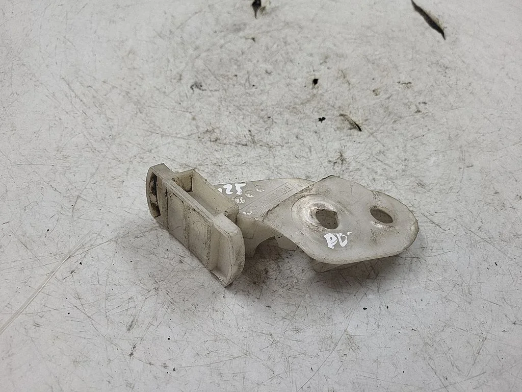 Front bumper mounting bracket 8195296