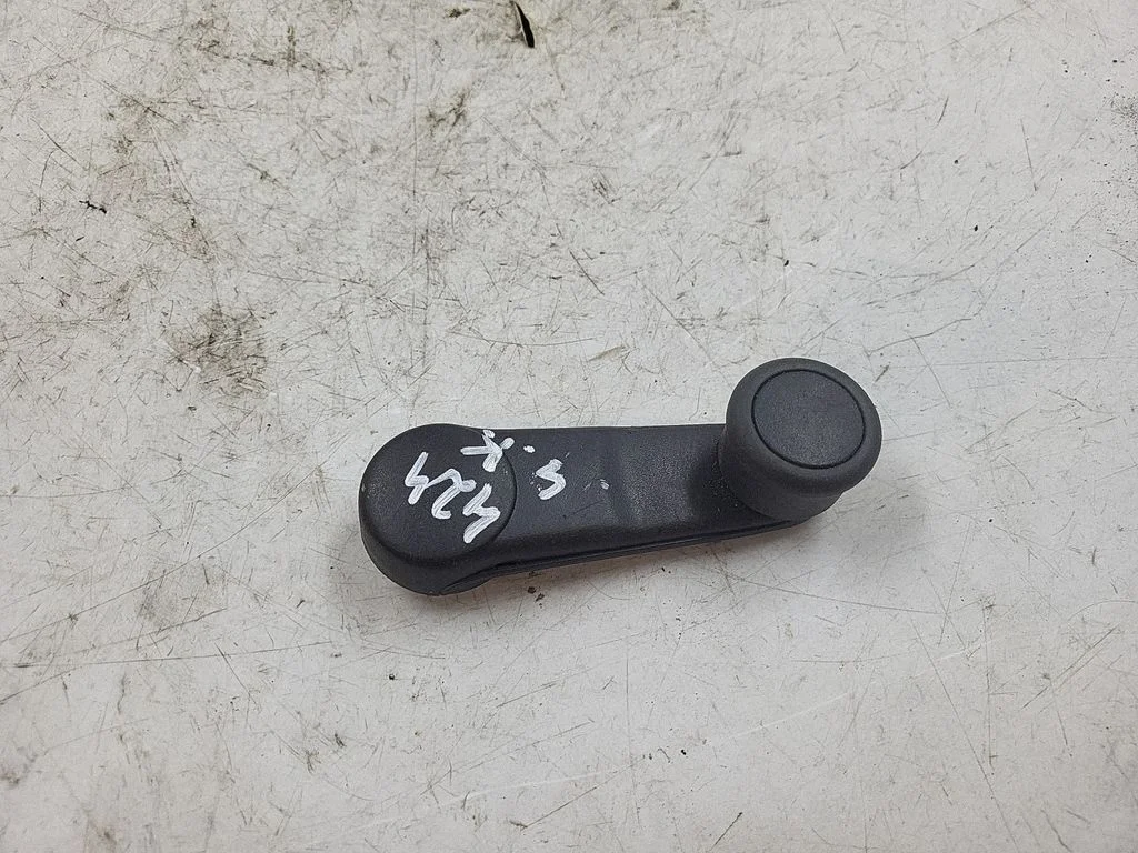 Tagumise akna vändakäepide 8Z0837581B