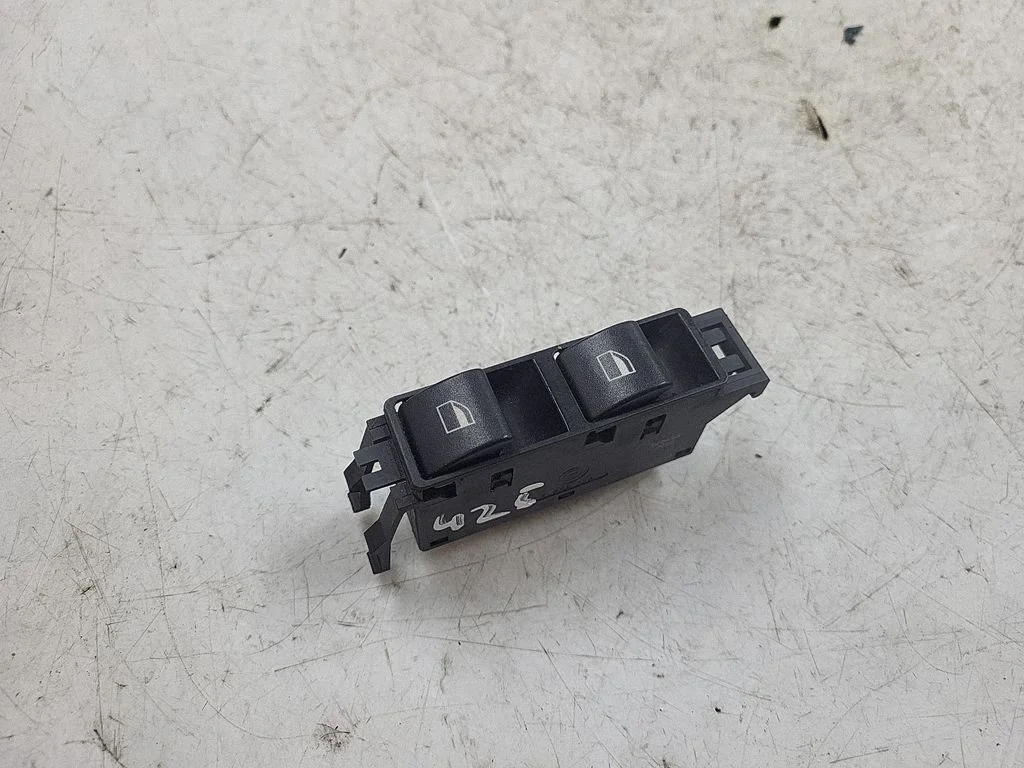 Electric window control switch 6902179