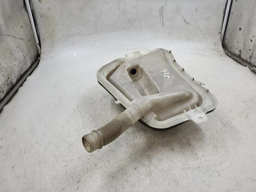 Windshield washer fluid reservoir/tank 8374557