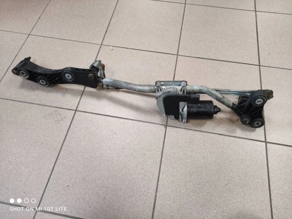 Front wiper linkage and motor 7131164