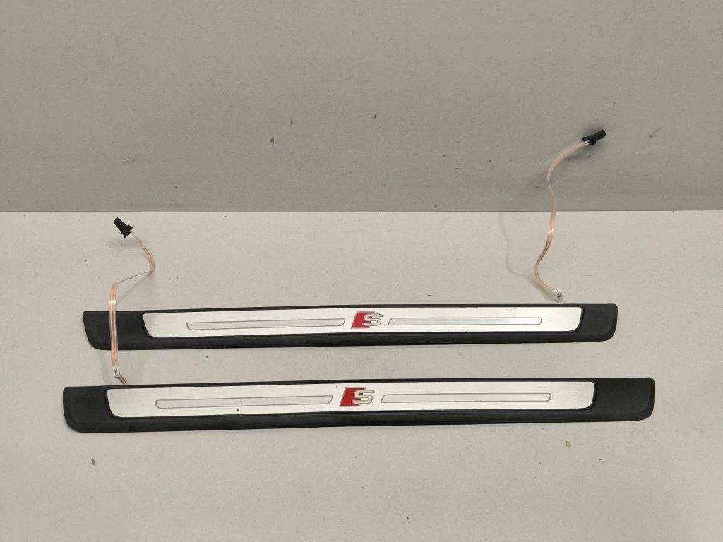 Front sill trim cover 8W0947418A