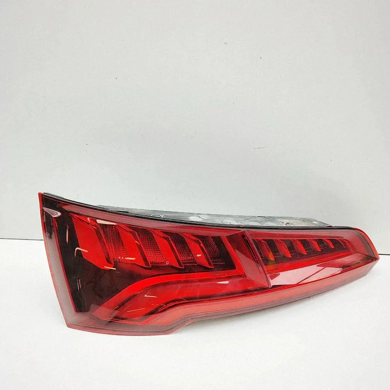 Lampa tylna w błotniku 80A945093B