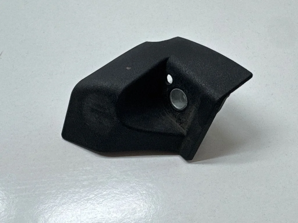 Poritiiva kinnitusklamber 8W0821232A