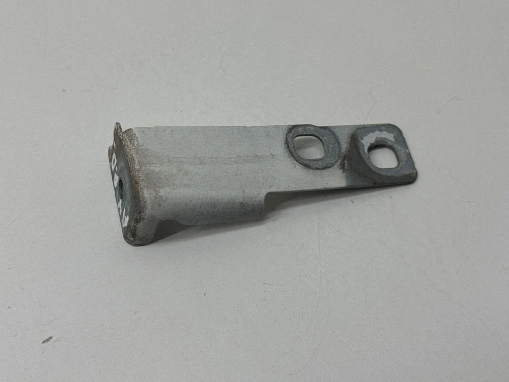Poritiiva kinnitusklamber 8W0821434B