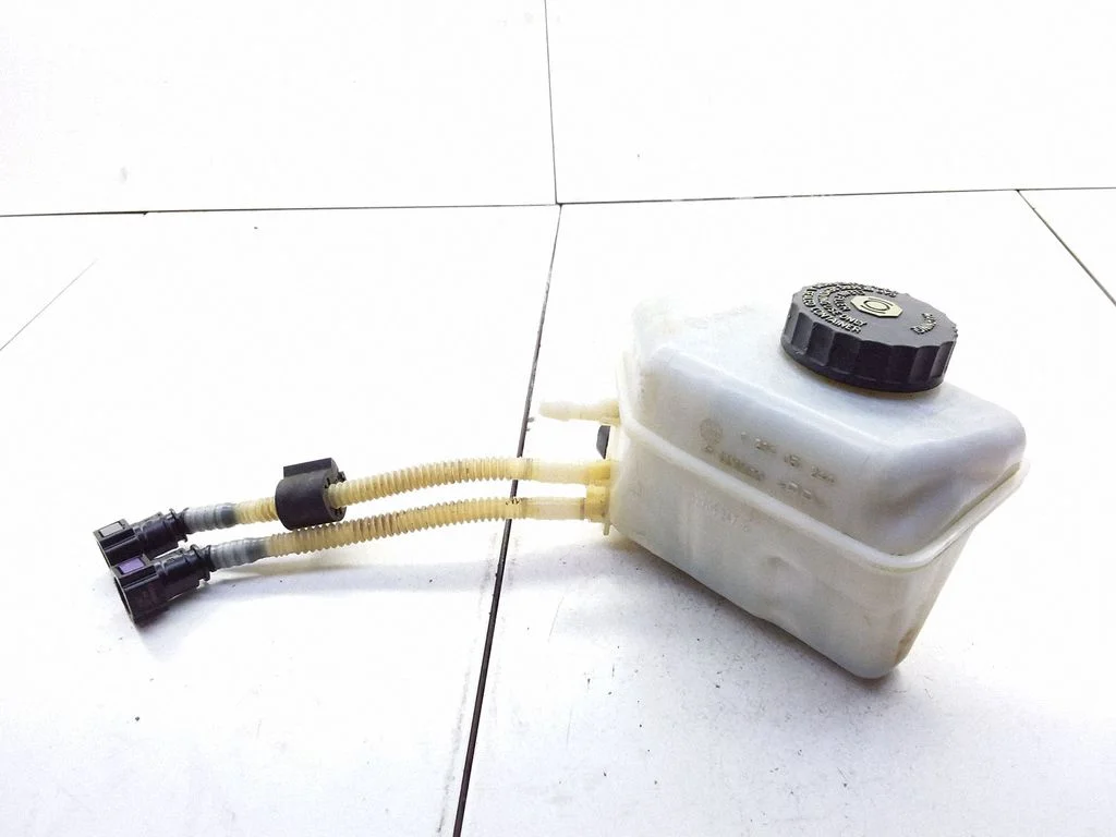 Brake fluid reservoir – Opel Corsa D (2006-2014)