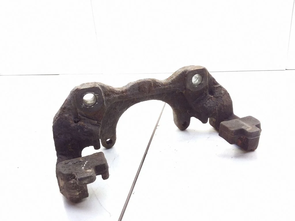 Piduriklotside hoidik/kandur (esimene) – Opel Astra G (1998-2009)