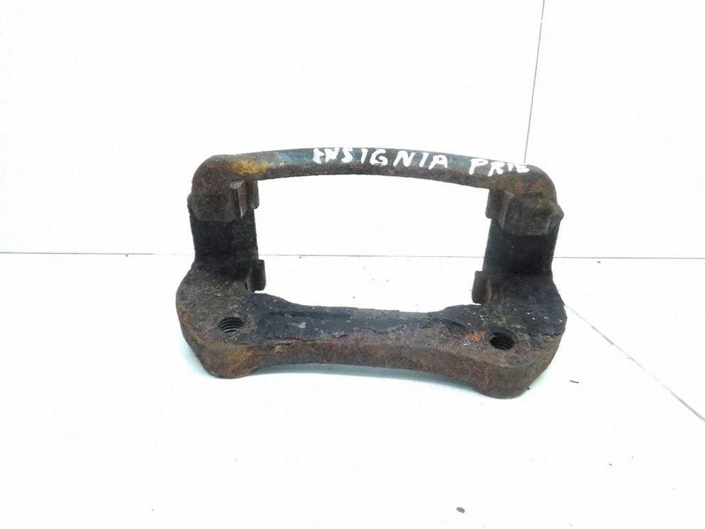Piduriklotside hoidik/kandur (esimene) – Opel Insignia A (2008-2017)