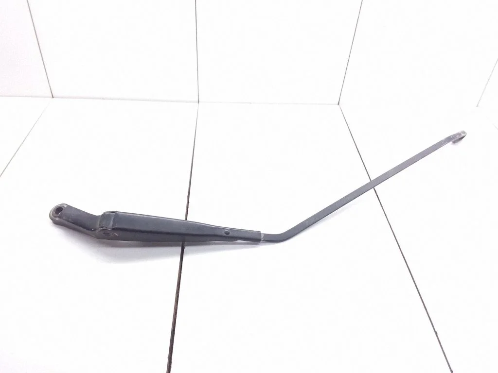 Rear wiper blade arm