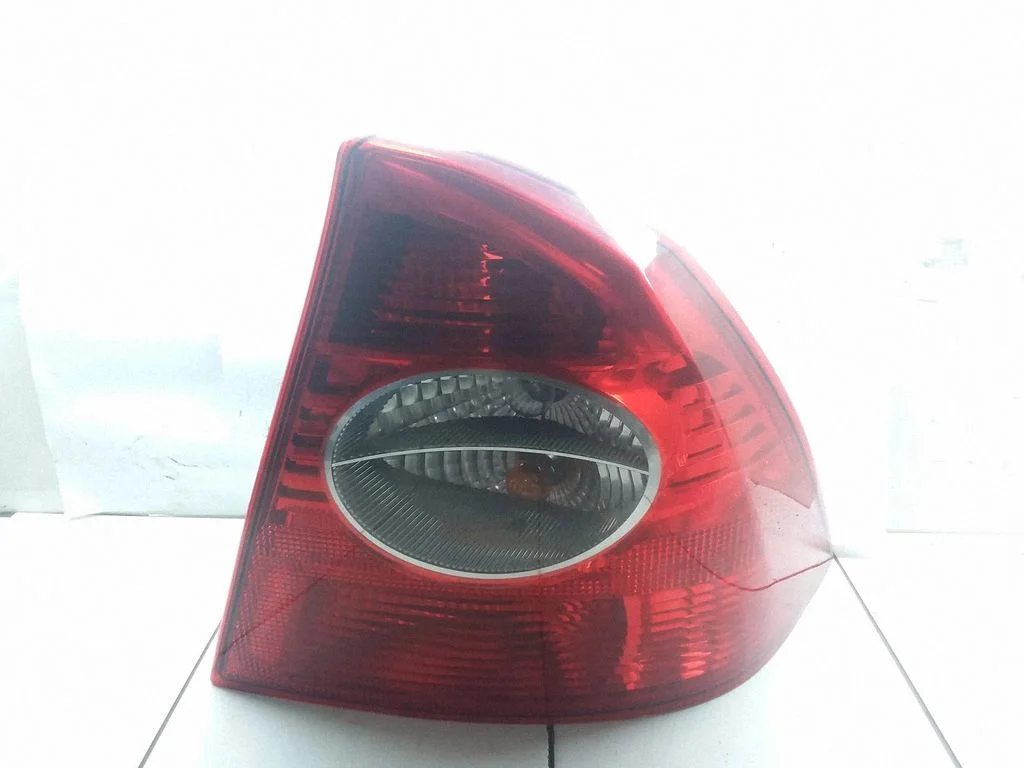 Aizmugurējais lukturis virsbūvē – Ford Focus C-MAX (2003-2010)