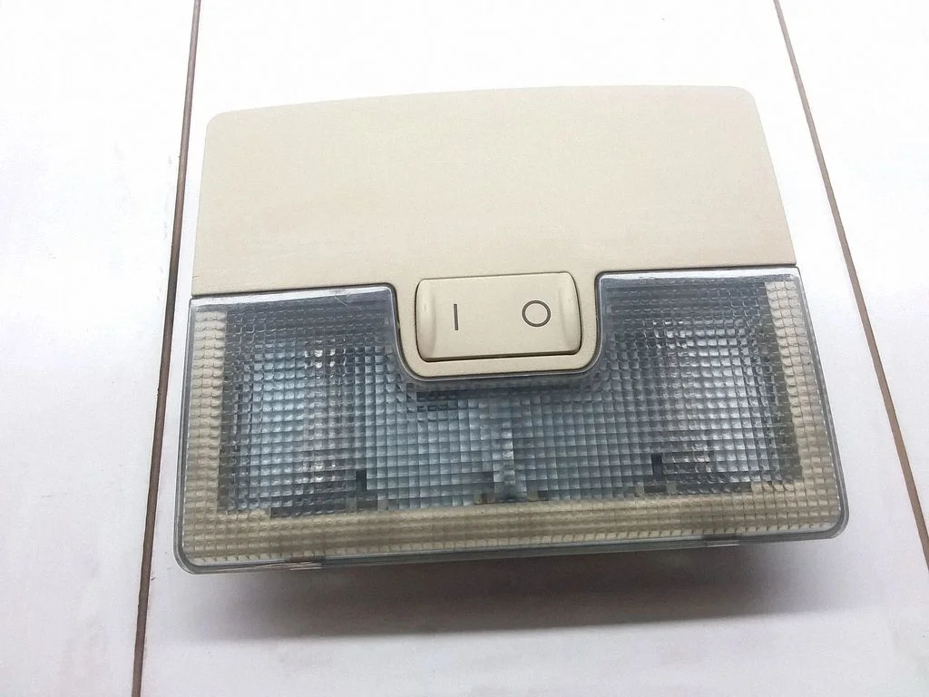 Rear seat light 4B0947105