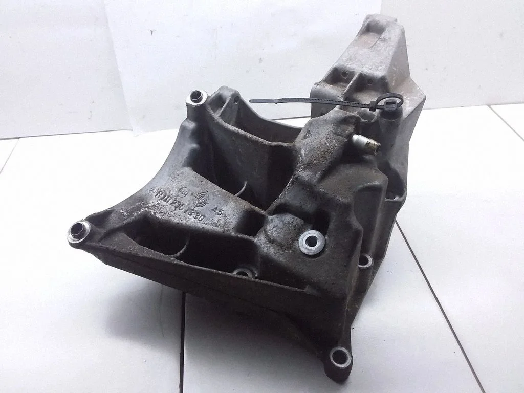 A/C compressor mount bracket R1112361330