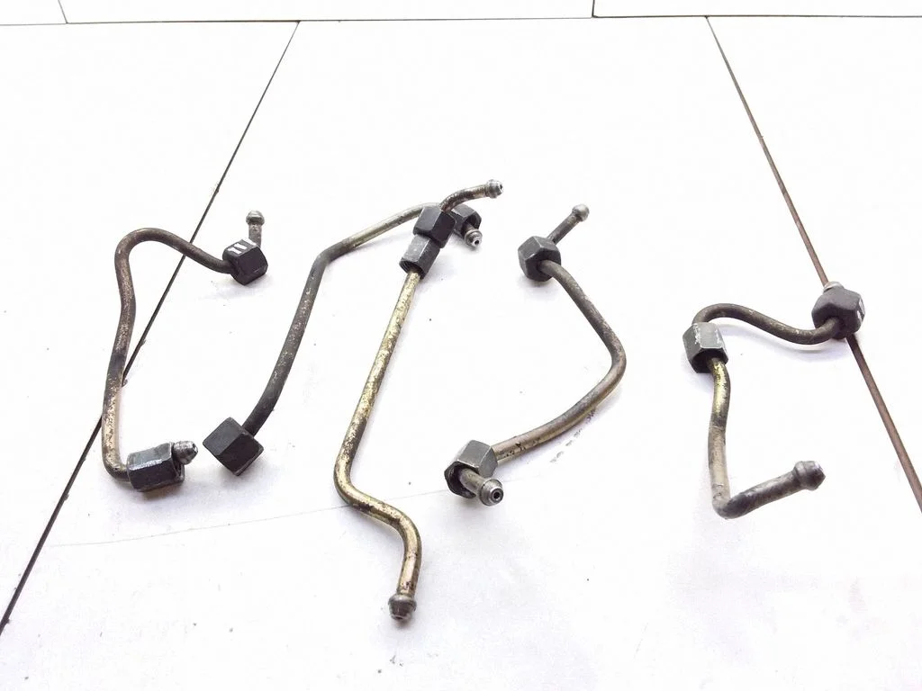 Fuel injector supply line/pipe