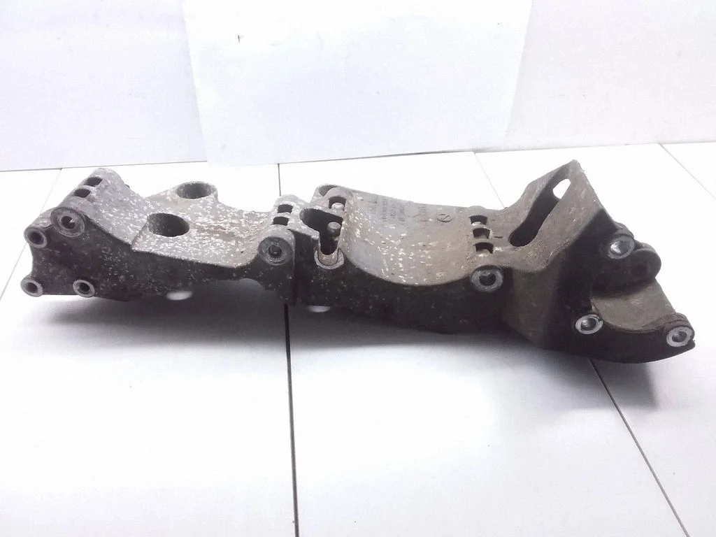 Generator/alternator bracket – Volkswagen Sharan (2001-2010)