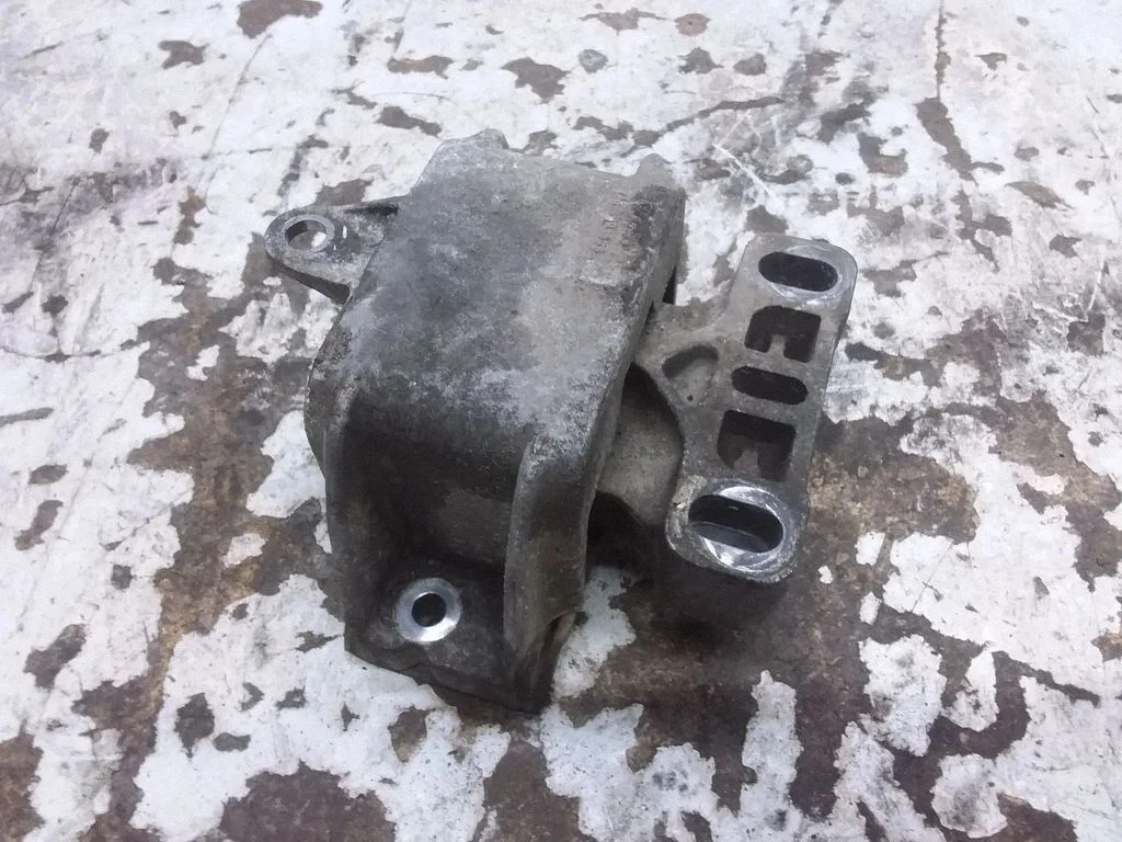 Engine mount bracket 1J0199555