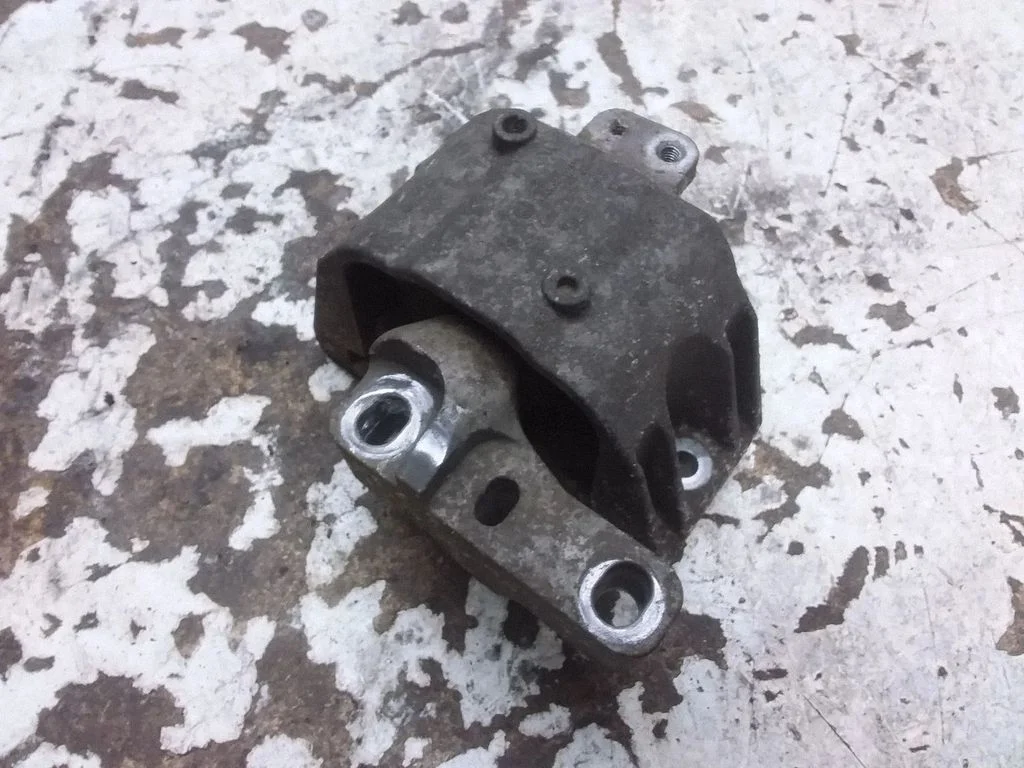 Engine mount bracket 1J0199262BF