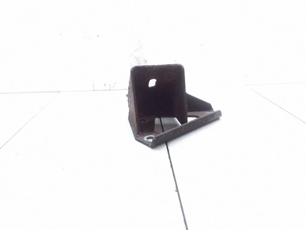 Engine mounting bracket – right