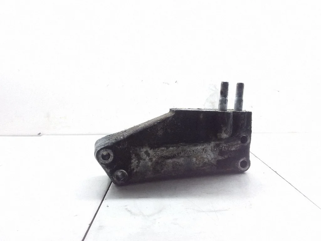 Mootori kinnituskronstein A6392200516
