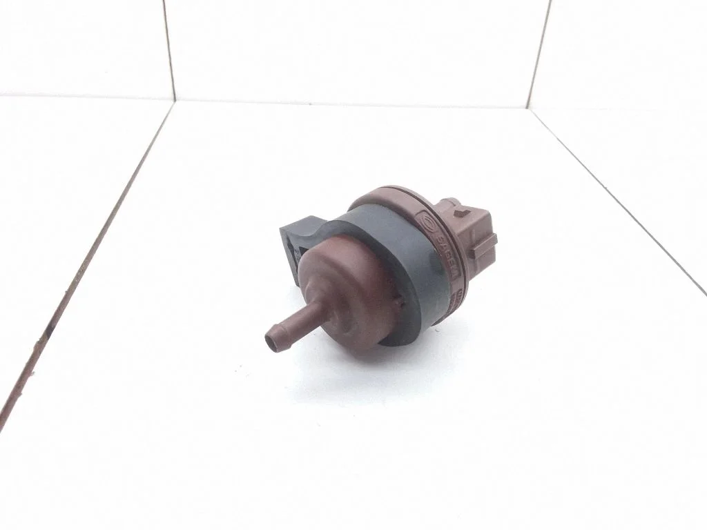 Engine mount vacuum valve