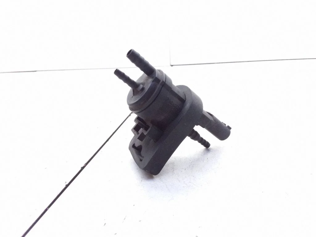 Engine mount vacuum valve – Mercedes-Benz Sprinter W901 W902 W903 W904 (1995-2007)