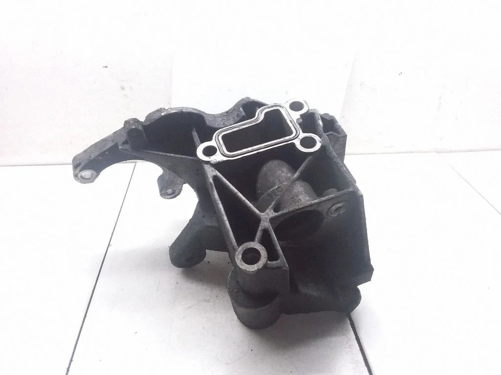 Power steering pump mounting bracket – Volkswagen Touareg I (2002-2010)
